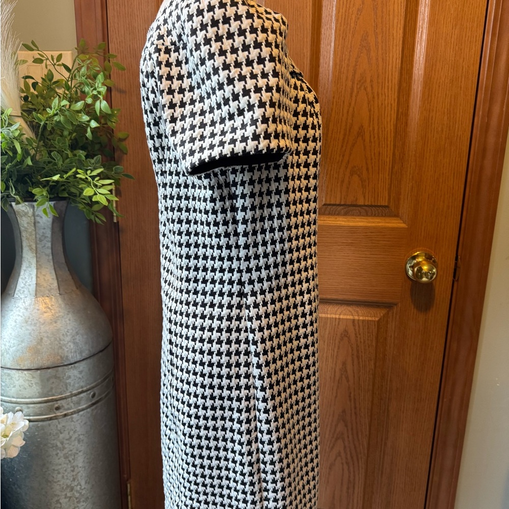 DRESS BARN Woman’s Size 10P Houndstooth Dress Sheath Pencil, Black & White. EUC - Picture 3 of 8